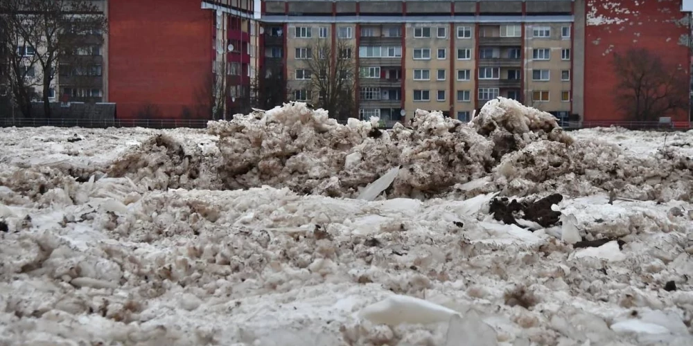 Ūdens līmenis krītas, bet ledus masa nav kustējusies un tas rada spiedienu uz dambi