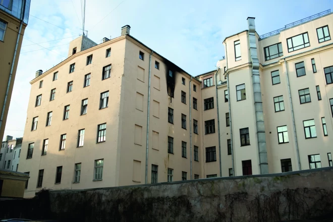 Artusa dzīvoklis dega ar atklātu liesmu. Tā sekas var redzēt arī mājas fasādē.