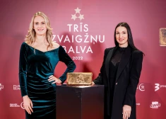 Divas no Latvijas vadošajām sportistēm: sprintere Gunta Latiševa-Čudare (pa kreisi) un brīvās cīņas cīkstone Anastasija Grigorjeva ikdienā ierastos treniņtērpus nomainījušas pret svinīgiem tērpiem.