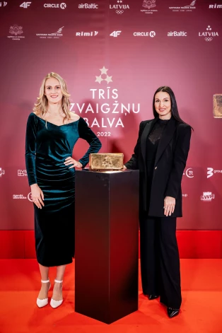 Divas no Latvijas vadošajām sportistēm: sprintere Gunta Latiševa-Čudare (pa kreisi) un brīvās cīņas cīkstone Anastasija Grigorjeva ikdienā ierastos treniņtērpus nomainījušas pret svinīgiem tērpiem.