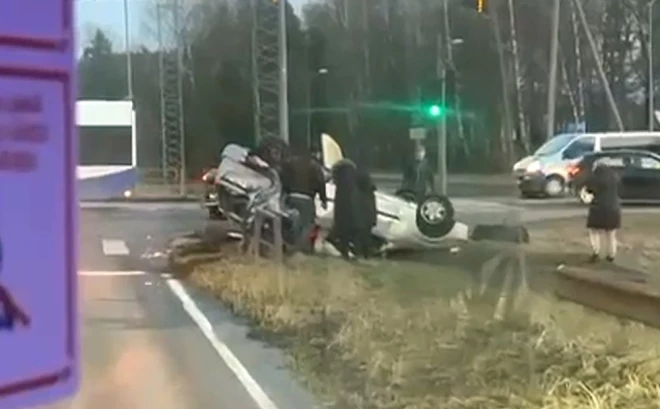 Viens no incidentā iesaistītajiem transportlīdzekļiem ir apgāzies uz jumta.