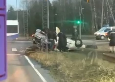 Одна из машин, участвовавших в ДТП, перевернулась на крышу. (Фото: скриншот видео)