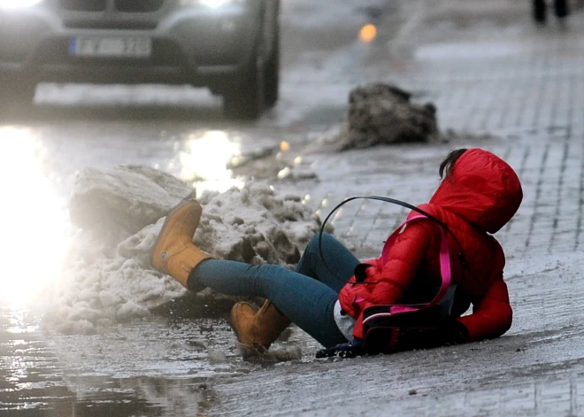 В декабре число "зимних" травм в Латвии выросло на четверть - лечение самого тяжелого случая обошлось более чем в 7000 евро