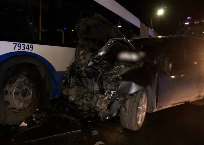 Подробности аварии с автобусом на Румбуле: "Ребенок начал истерически кричать"