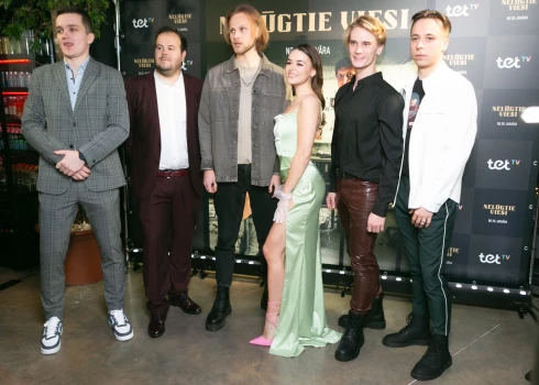 “Nelūgtie viesi” būs aizraujošs stāsts par sarežģītu izmeklēšanas lietu, kuru risinās divi izmeklētāji – Ričards un Oskars.