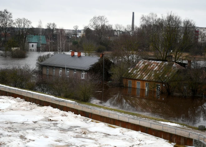   Уровень воды в Даугаве возле Екабпилса снижается, но красное предупреждение пока не отменяют