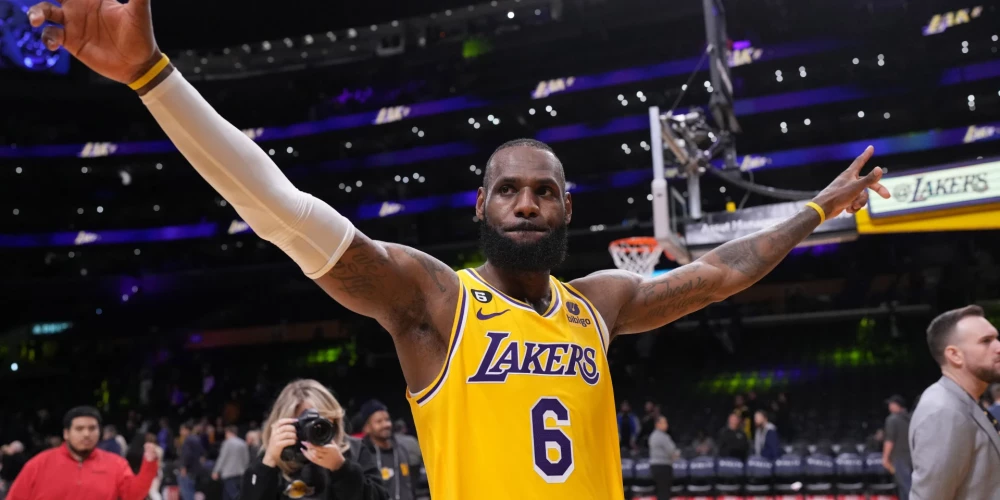 Lebrons Džeimss sezonas rezultatīvākajā spēlē gūst 48 punktus "Lakers" uzvarā