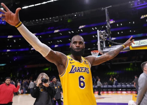 Lebrons Džeimss sezonas rezultatīvākajā spēlē gūst 48 punktus "Lakers" uzvarā