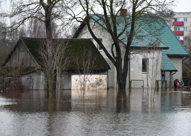   Вода отступает: жители микрорайона Целтниеки в Екабпилсе могут вернуться домой