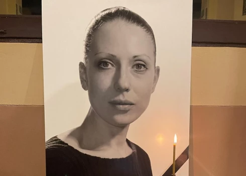 Похороны Инны Чуриковой: муж и сын прощались с актрисой, стоя на коленях перед гробом, не сдерживая слез