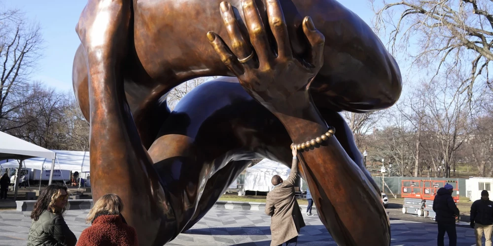 Sašutums un ņirgas par Bostonā atklātu 10 miljonu dolāru vērtu skulptūru Mārtinam Luteram Kingam
