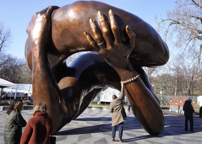 Sašutums un ņirgas par Bostonā atklātu 10 miljonu dolāru vērtu skulptūru Mārtinam Luteram Kingam