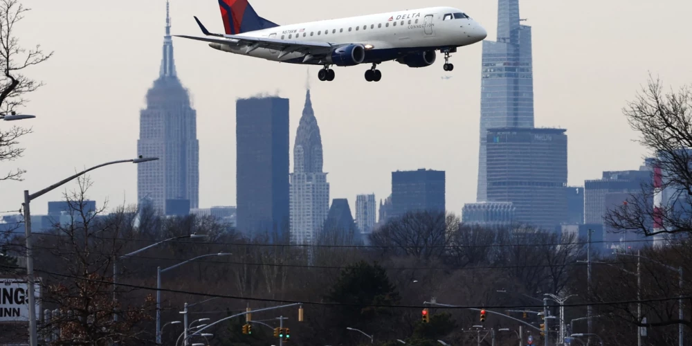 Par mata tiesu! Ņujorkas starptautiskajā lidostā gandrīz sadūrušās divas pasažieru lidmašīnas