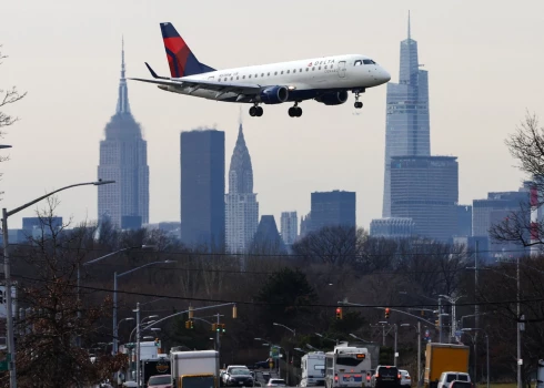 Par mata tiesu! Ņujorkas starptautiskajā lidostā gandrīz sadūrušās divas pasažieru lidmašīnas