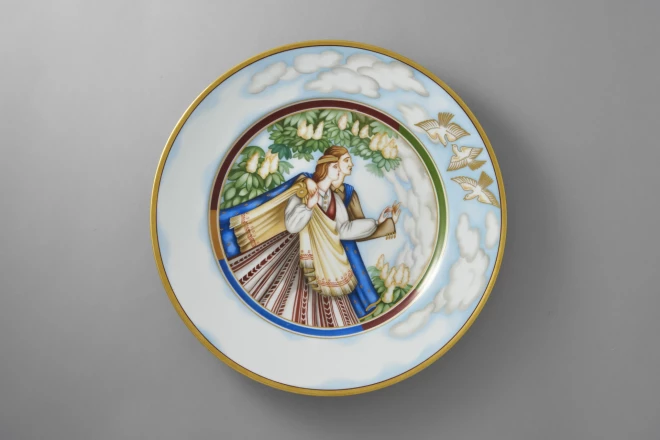 Dekoratīvs šķīvis “Tautu pāris”. Vilis Vasariņš (apgleznojuma mets), Ivans Laminskis (apgleznojums), A/S "M. S. Kuzņecovs" Porcelāna, fajansa un māla izstrādājumu fabrika, 1938. Foto: Gvido Kajons.