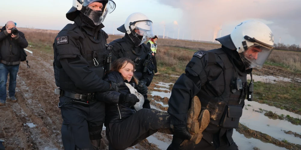 Vācijas policija aizturējusi klimata aktīvisti Grētu Tūnbergu
