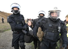 Тунберг была в составе группы демонстрантов, которые были окружены полицией