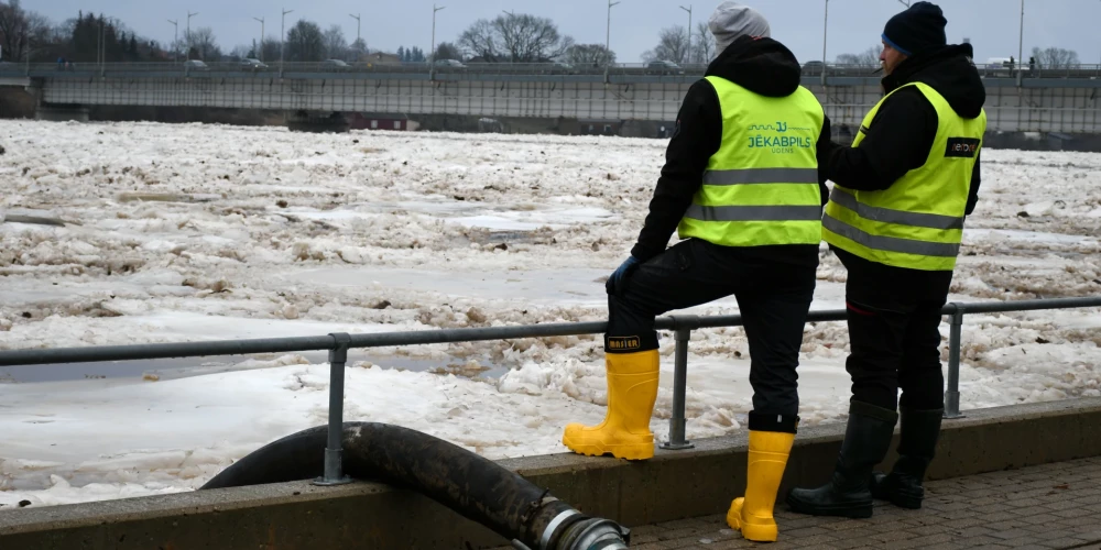По мере того, как вода разрушает лед, часть реки в Екабпилсе освободилась от ледовых масс
