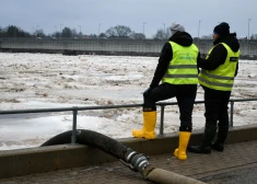 По мере того, как вода разрушает лед, часть реки в Екабпилсе освободилась от ледовых масс