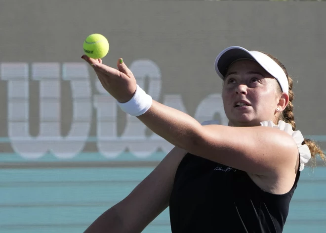 Ostapenko smagā trīs setu cīņā iekļūst "Australian Open" trešajā kārtā