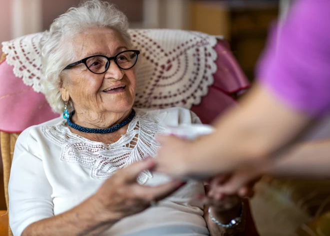 Lai vecumā nepiemeklē “šausmīgākais, kas var būt”. Eksperti atklāj 11 soļus, kas palīdzēs izvairīties no demences