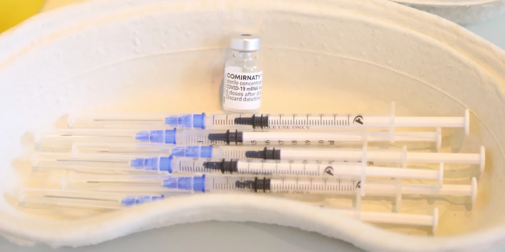 Латвия планирует обменять лишние вакцины Pfizer на инновационные лекарства от рака