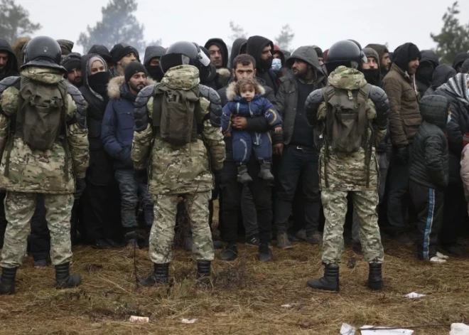Добро наказуемо: на латвийских активистов завели уголовное дело за помощь беженцам на границе с Беларусью