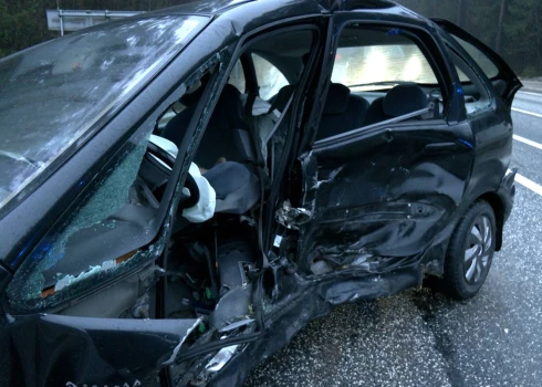 Тяжелая авария под Олайне: женщина-водитель госпитализирована с серьезными травмами