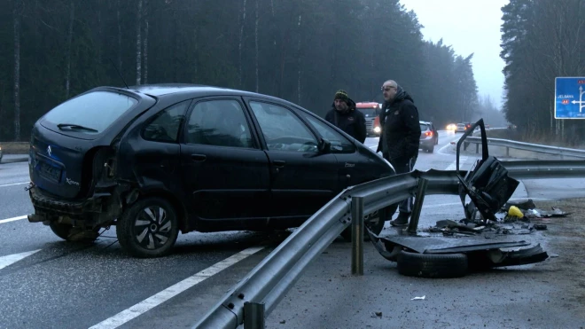 После удара Citroen вылетел за перекресток и врезался в дорожное ограждение. (Фото: скриншот видео TV3)