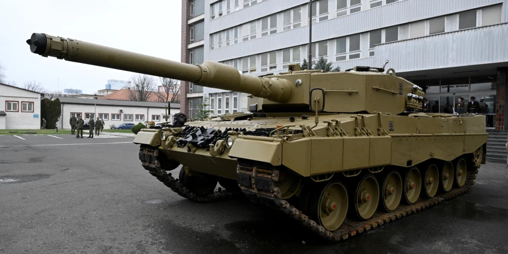 Avots: Berlīne gatava piegādāt tankus Ukrainai tikai kopā ar ASV