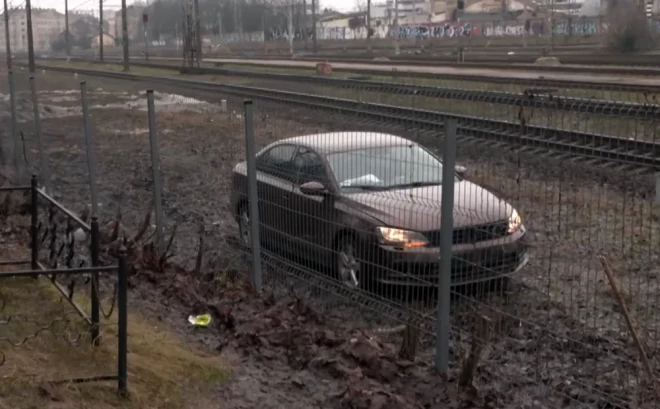 Starp Ivana kapiem un dzelzceļa sliedēm pamestā sadauzītā Volkswagen Jetta.