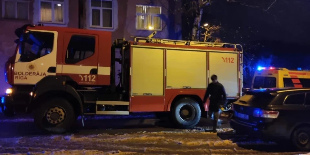 В конце ноября из-за обвала части крыши жителей одного из подъездов пятиэтажного дома в Болдерае эвакуировали. (Фото: LETA)