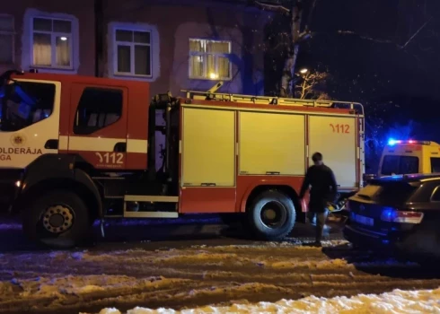 В конце ноября из-за обвала части крыши жителей одного из подъездов пятиэтажного дома в Болдерае эвакуировали. (Фото: LETA)