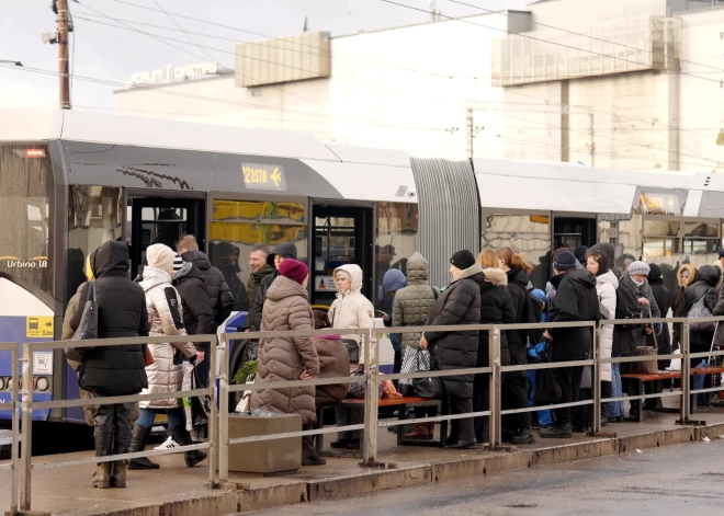   Борьба с "зайцами": на некоторых маршрутах Rīgas satiksme вход будет только через передние двери