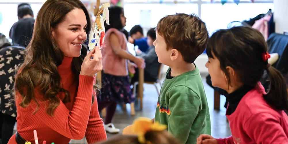 ФОТО: принцесса Уэльская посетила детский сад в Лутоне и развеселила детей маской кролика