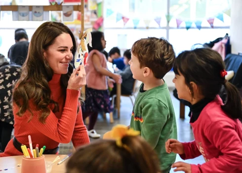 ФОТО: принцесса Уэльская посетила детский сад в Лутоне и развеселила детей маской кролика