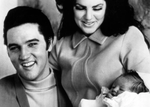 1968 год — Элвис и Присцилла Пресли с новорожденной дочерью Лизой Мари