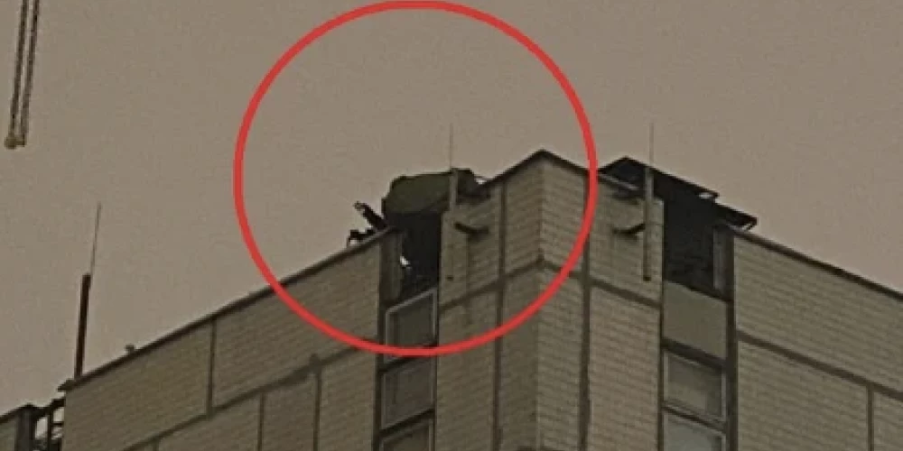 Soctīklos parādījušies foto un video ar militāro tehniku uz māju jumtiem Maskavā