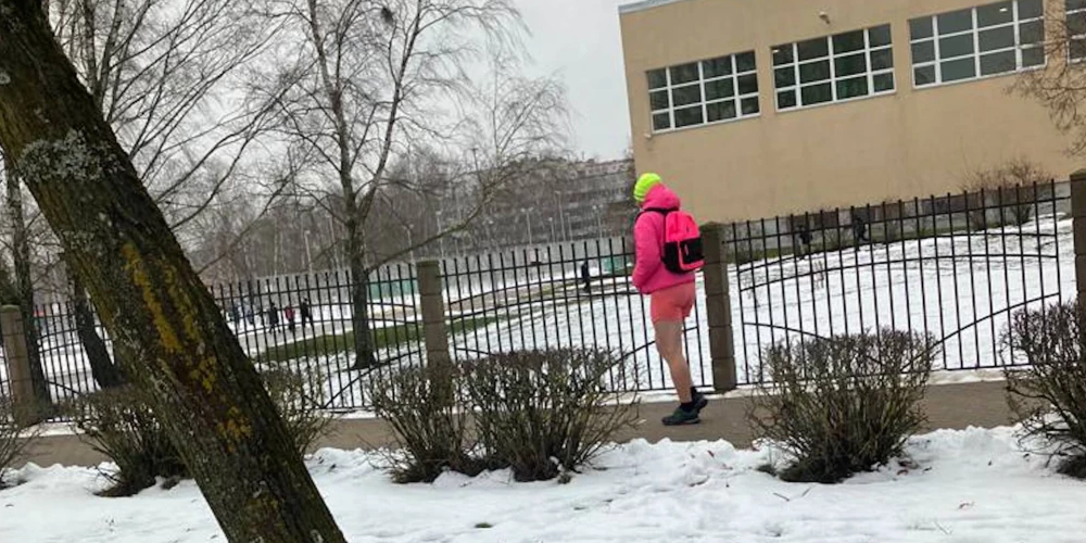 В безопасности ли дети? Мужчина в розовой куртке и шортах в Пурвциемсе внушает страх родителям