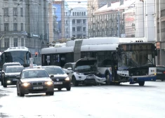 Авария произошла на главной улице Риги около 12 часов дня