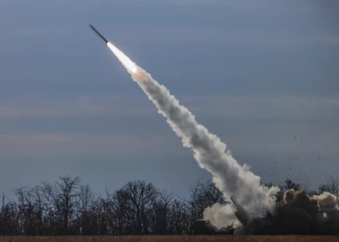 Ukrainas armijas augstas mobilitātes artilērijas raķešu sistēma (HIMARS) apšaudē netālu no frontes Hersonas apgabalā, Ukrainā, 2022. gada 5. novembrī.