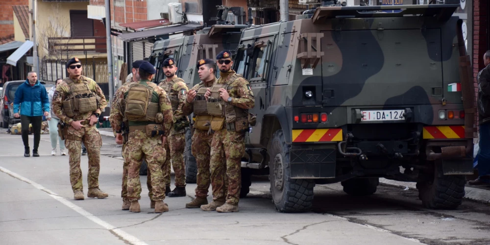 2022. gada 30. decembris NATO vadīto Kosovas spēku karavīri patrulē pie ceļu barikādes, kas tika izveidota Mitrovicas pilsētā Kosovā 2022. gada 29. decembrī. 