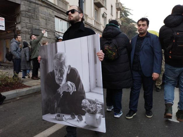 Bēru gājiens gāja pa ielām, kur 1973. gadā aktieris filmējās vienā no Gruzijas un padomju kino ikoniskajām filmām - muzikālajā komēdijā “Verijskas kvartāla melodijas”.