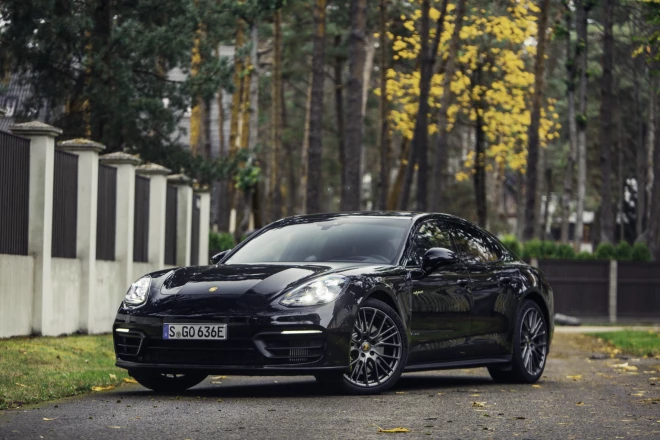 "Porsche Panamera 4 E-Hybrid Platinum Edition".