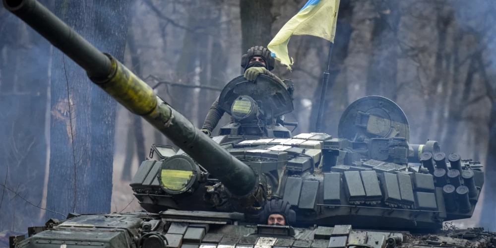 Ukrainai vajadzētu fokusēties uz pretuzbrukuma gatavošanu, nevis Bahmutas aizsardzību, uzskata ASV amatpersona