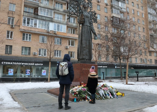 Москвичам стирают память. Полицейские задерживают людей, несущих цветы к стихийному мемориалу в память о погибших в Днепре