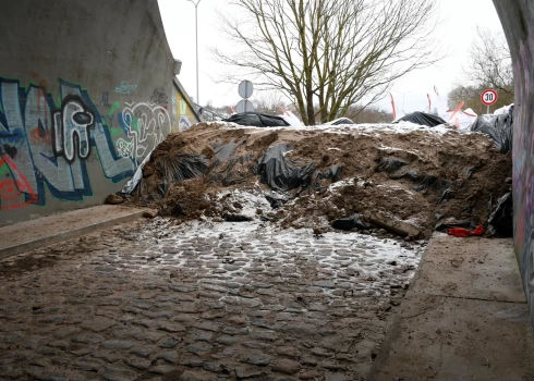 Ar smilšu maisiem nobloķēts tunelis Jēkabpilī Pļaviņu ielā pēc plūdiem 14. janvārī, kur ūdens līmenis Daugavā sasniedzis 8,92m.