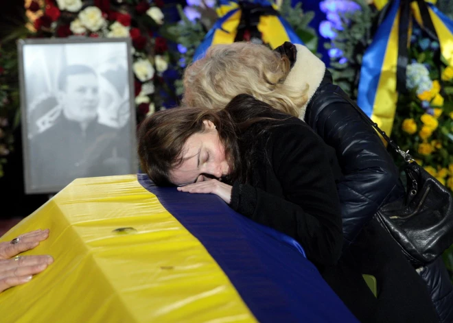 Ukraina, Kijiva, 2023. gada 21. janvāris, Ukrainas prezidents Volodimirs Zelenskis un Ukrainas pirmā lēdija piedalās atvadu ceremonijā no Iekšlietu ministrijas vadītāja un ministrijas darbiniekiem, kuri gāja bojā traģiskā helikoptera avārijā.