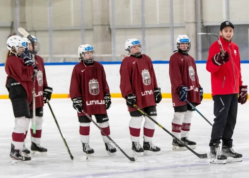 Rullei pieci gūti vārti Latvijas U-18 sieviešu hokeja izlases uzvarā pasaules čempionāta otrās divīzijas turnīra spēlē