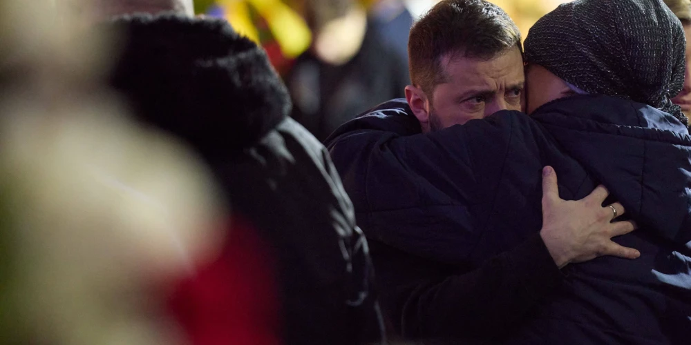 FOTO: ar asarām acīs Zelenskis atvadās no helikoptera avārijā bojā gājušajiem